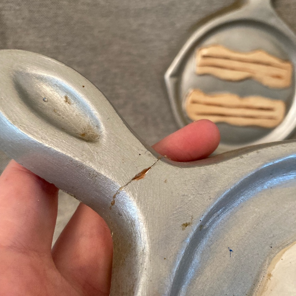 Vintage Kitsch Chalkware Skillet Pair - Eggs and Bacon - Picture 7 of 16